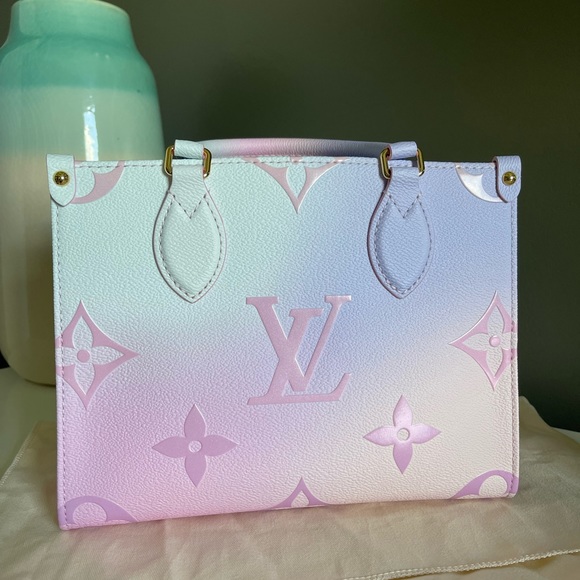 Louis Vuitton Sunrise Pastel Onthego PM - Picture 3 of 13